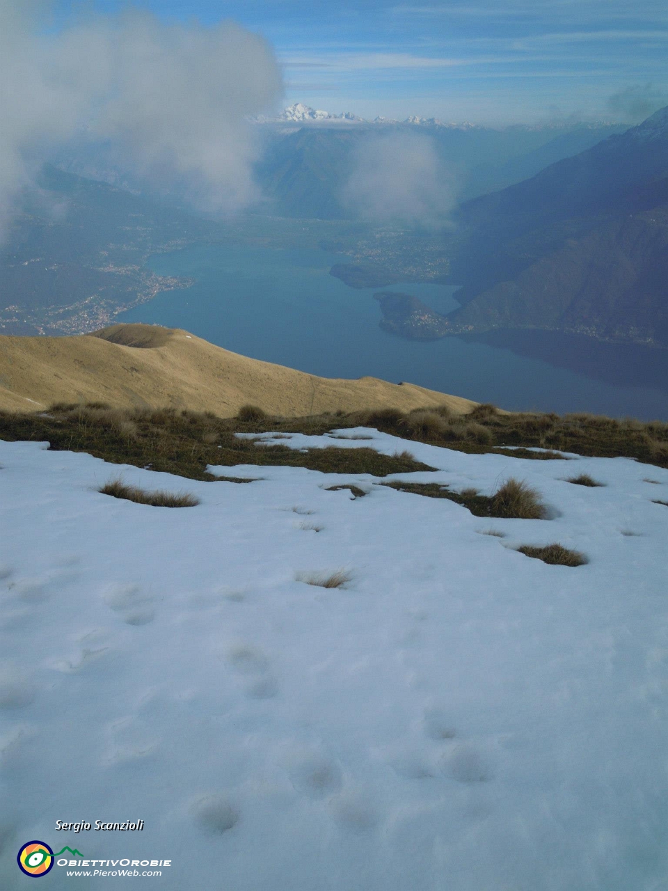 35 Il lago di Piona dalle nevi del Bregagno.jpg